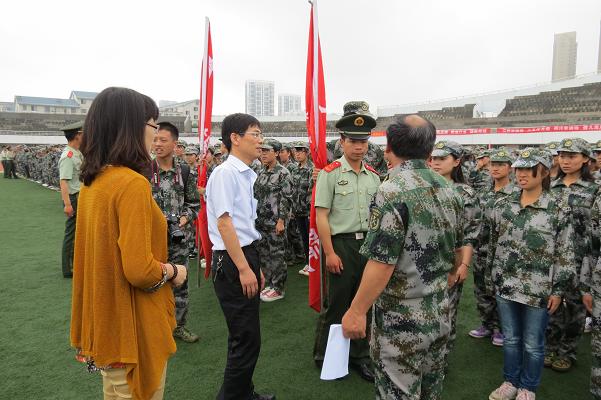 麻豆做爱
领导亲切慰问军训教官及2013级军训学生
