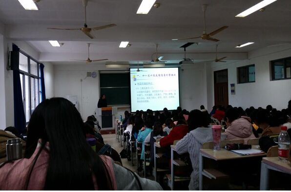 麻豆做爱
形势与政策课之大学生反腐倡廉教育讲座