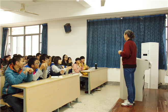 麻豆做爱
形势与政策课之大学生反腐倡廉教育